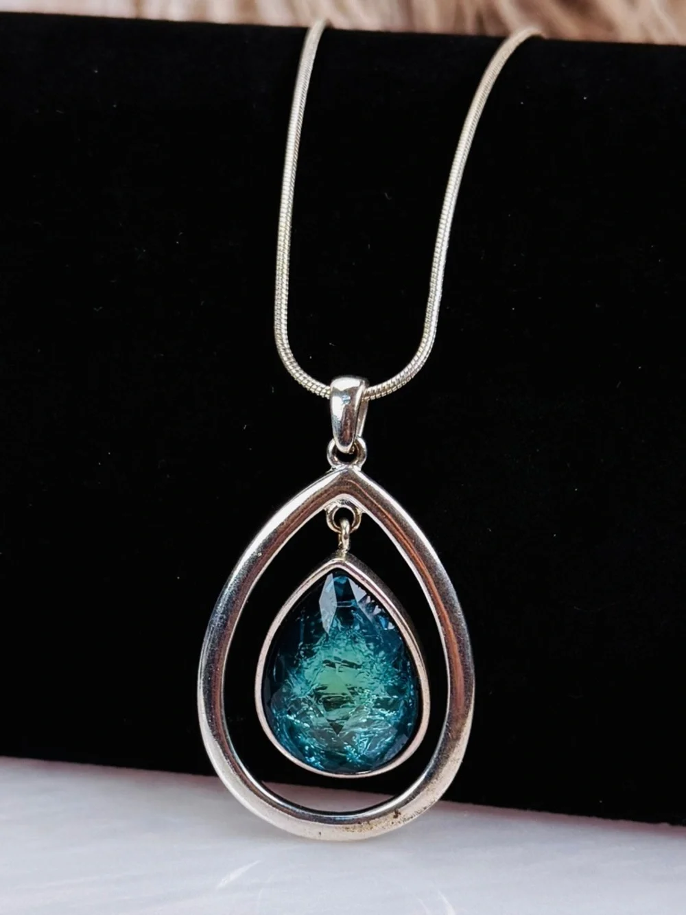 Silvertone reflective, blue green swirl dangle pendant necklace
